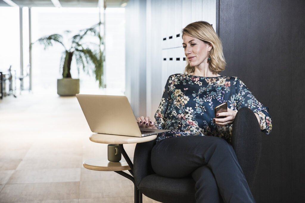 Kvinde arbejder på laptop computer