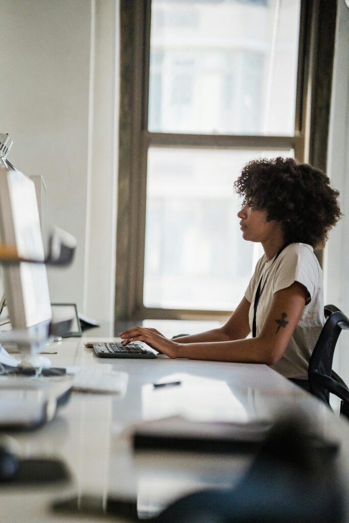 En kvinde arbejder på sin bærbare computer med ejendomsadministration hos Newsec
