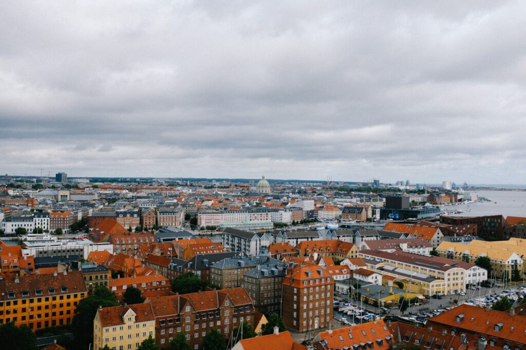 Panoramaudsigt over København med historiske bygninger, ejendomme og havneområde, symbol på fællesskab og administration af foreninger