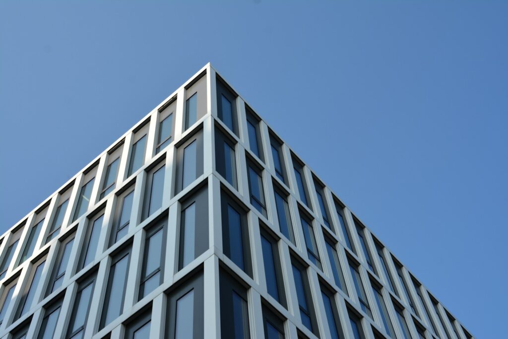 Moderne ejendomsbyggeri set nedefra symboliserer Newsecs artikler om ejendomsmarkedet