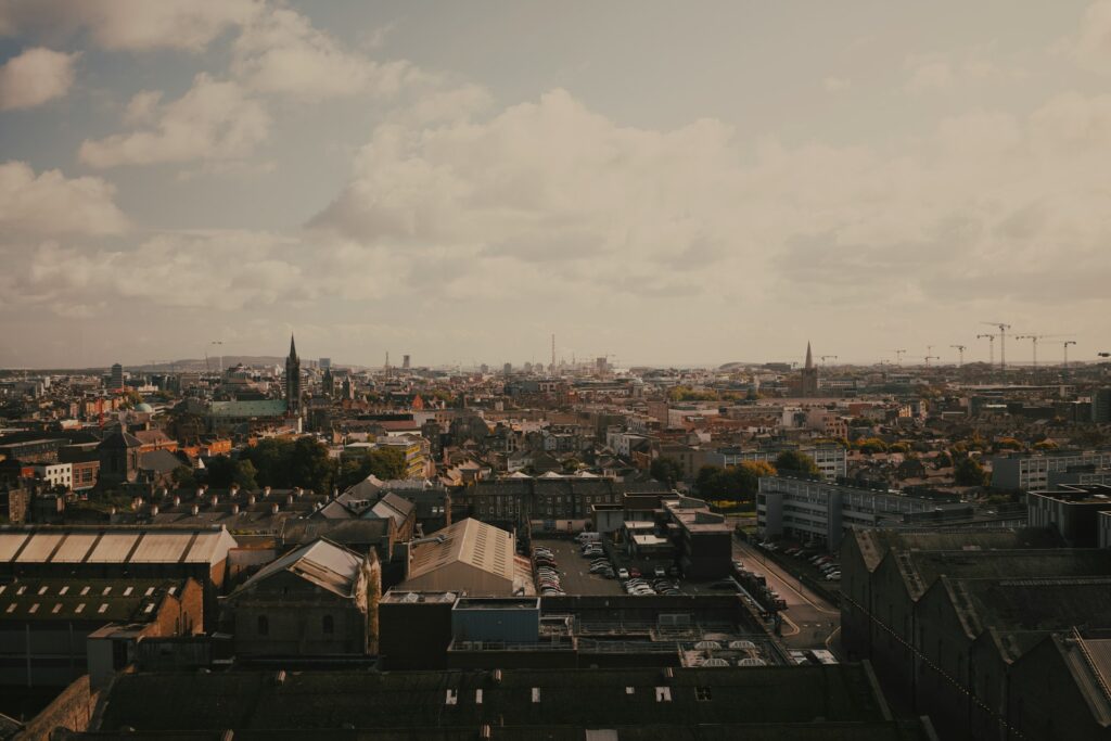 Udsigt over tæt bebygget byområde med skyline – Newsec byudvikling