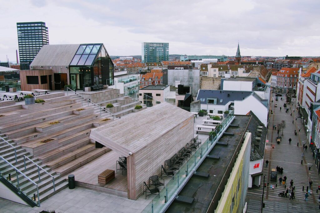 Aarhus moderne byrum med tagterrasse og byudvikling – Newsec foreningsekspertise