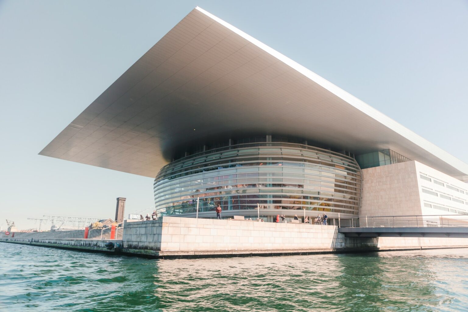 Københavns Opera ved havnefronten, symbol på moderne arkitektur, fællesskab og administration