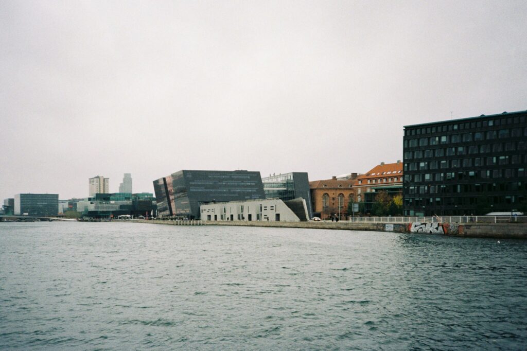 Blandede bygninger – moderne og historiske – ved Københavns havn – Newsec