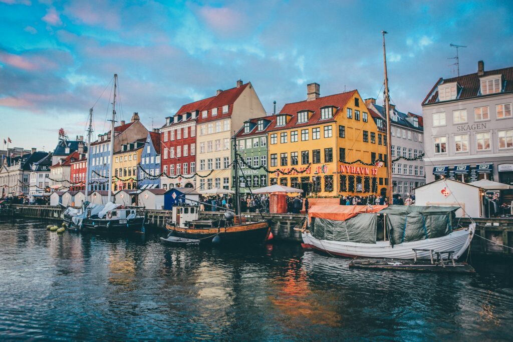 Farverige huse og både ved Nyhavn i København, symbol på fællesskab, ejendomsrådgivning og administration