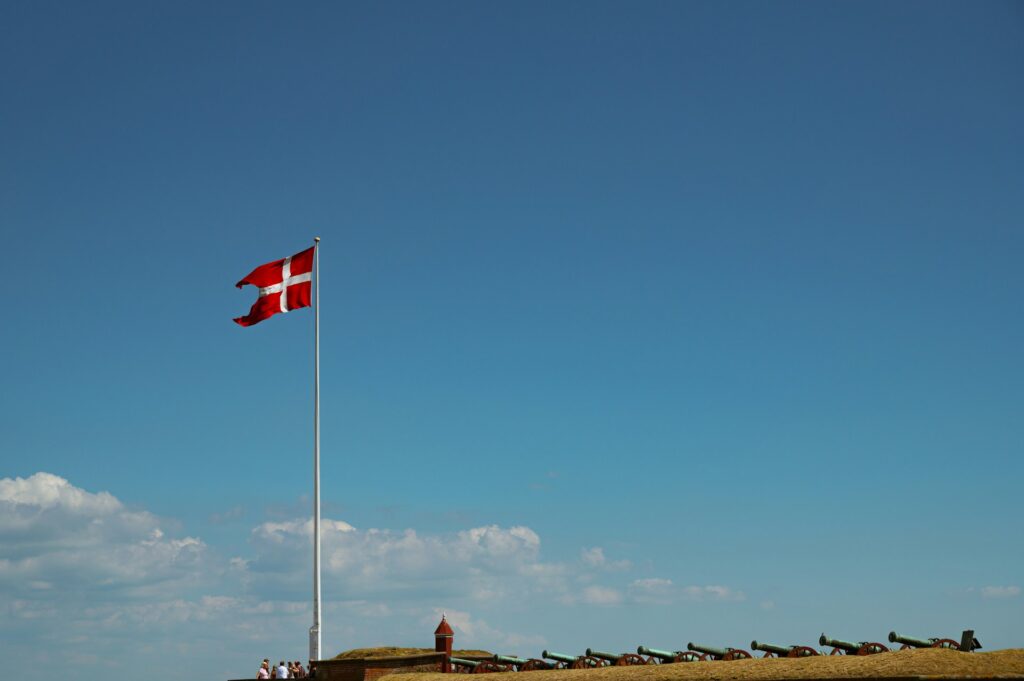 Nye byhuse med klare linjer og fællesskab, symbol på urban boligudvikling i Danmark