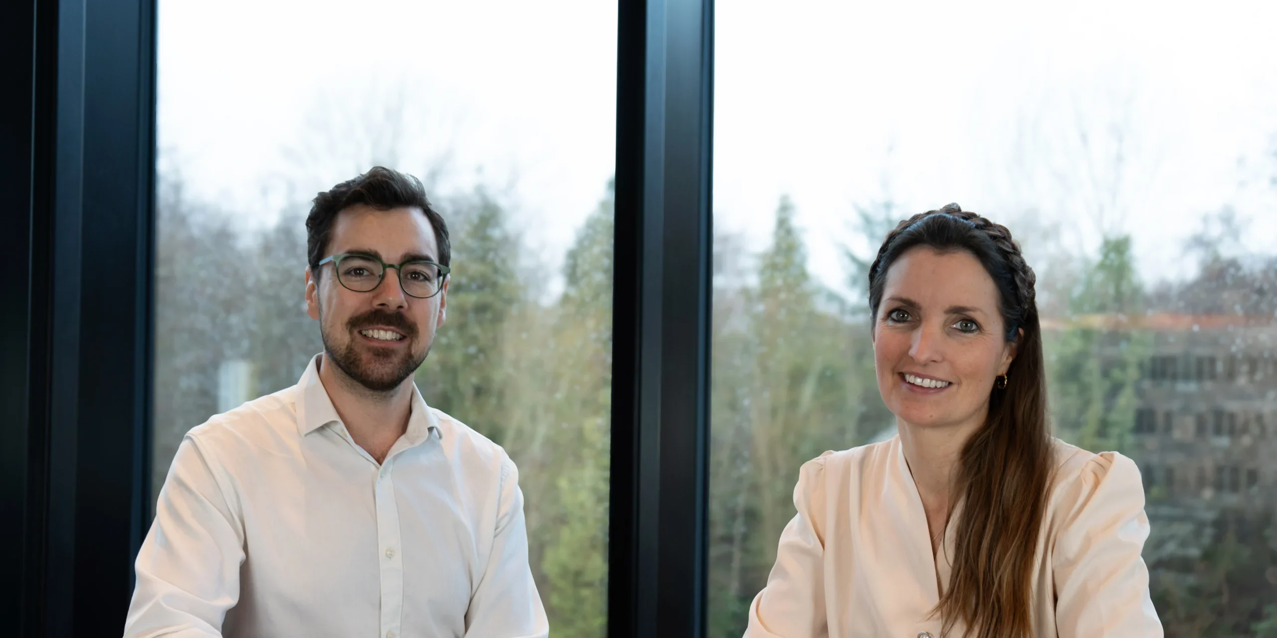 Tre Newsec-rådgivere siddende i loungeområde, der repræsenterer professionel ejendomsadministration og foreningsadministration