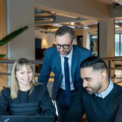 Ejendomsadministrator arbejder koncentreret med foreningsadministration ved skrivebord