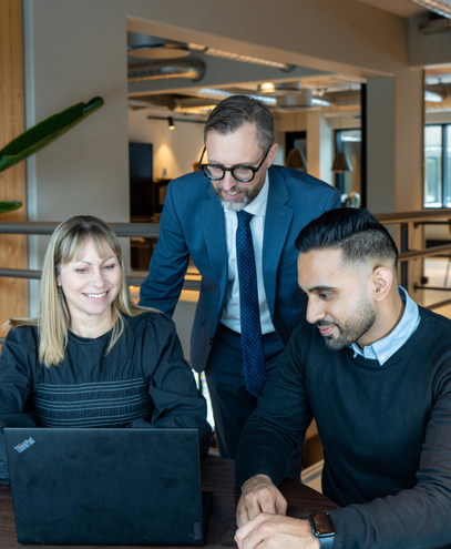 Ejendomsadministrator arbejder koncentreret med foreningsadministration ved skrivebord